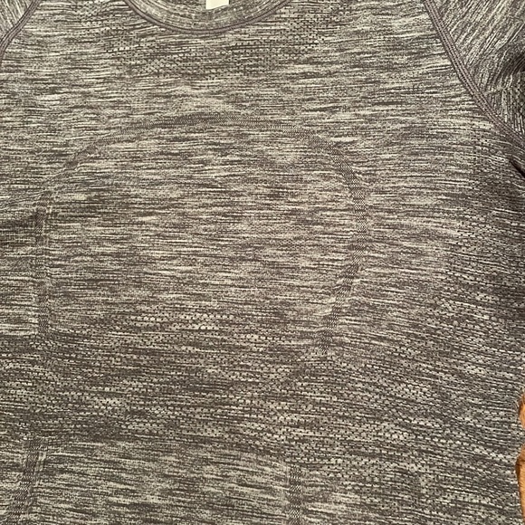 Lululemon short sleeve, hip length shirt. - Picture 4 of 6